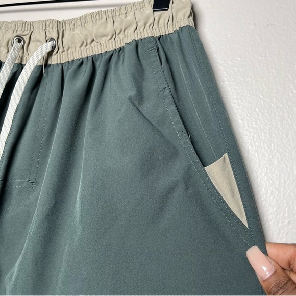 Legend Discovery Men Shorts Medium Green Pull On Flat Front Hybrid Outdoor - Picture 3 of 8